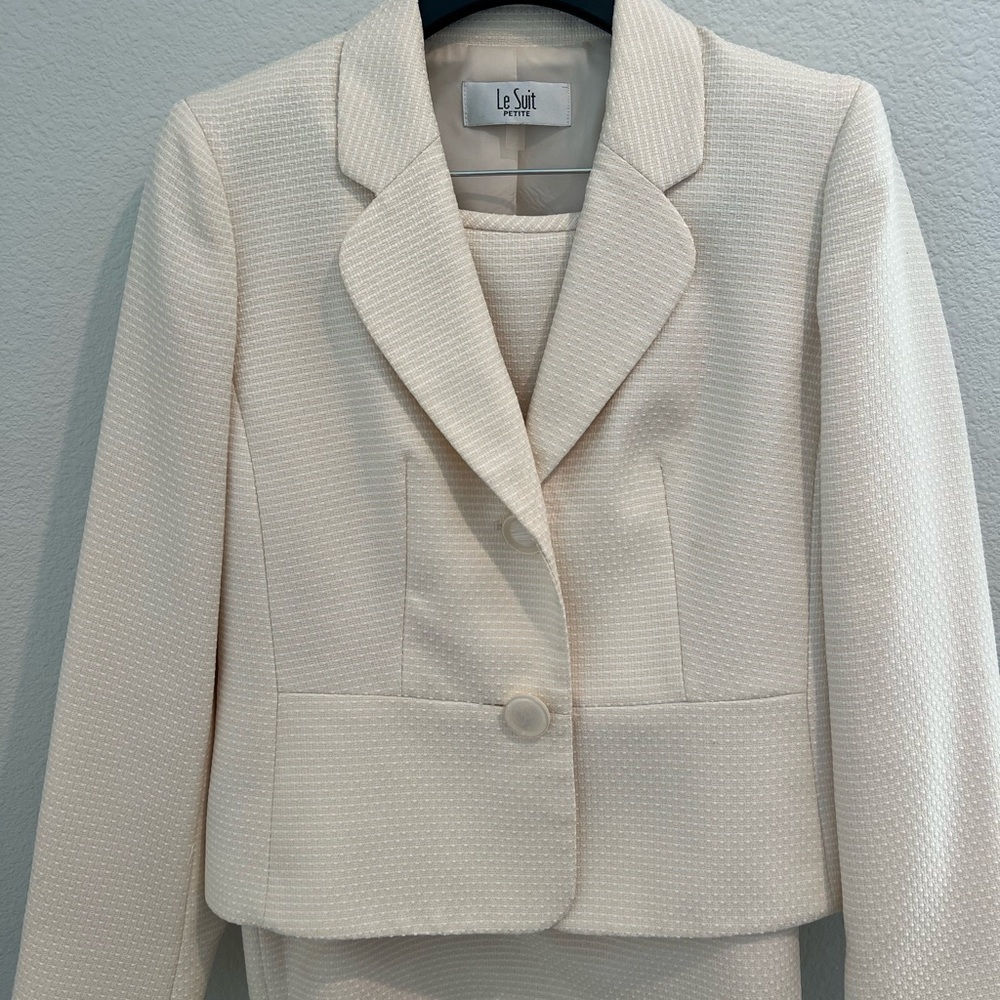 Beautiful Elegant swan white suit by LeSuit size 4P great condition!